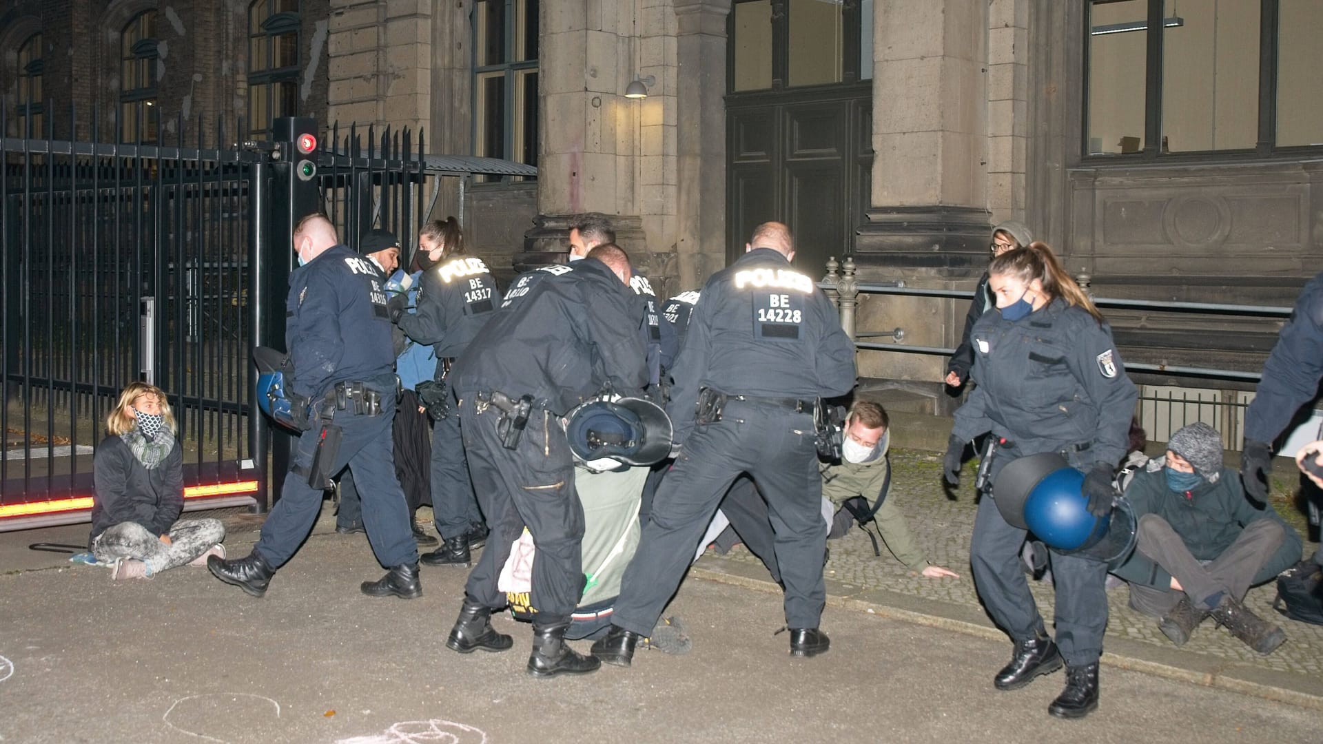 Protest vor dem Bundesverkehrsministerium (Archivbild): Im Oktober 2020 kam es zu der Blockade. Protest vor dem Bundesverkehrsministerium (Archivbild): Im Oktober 2020 kam es zu der Blockade.