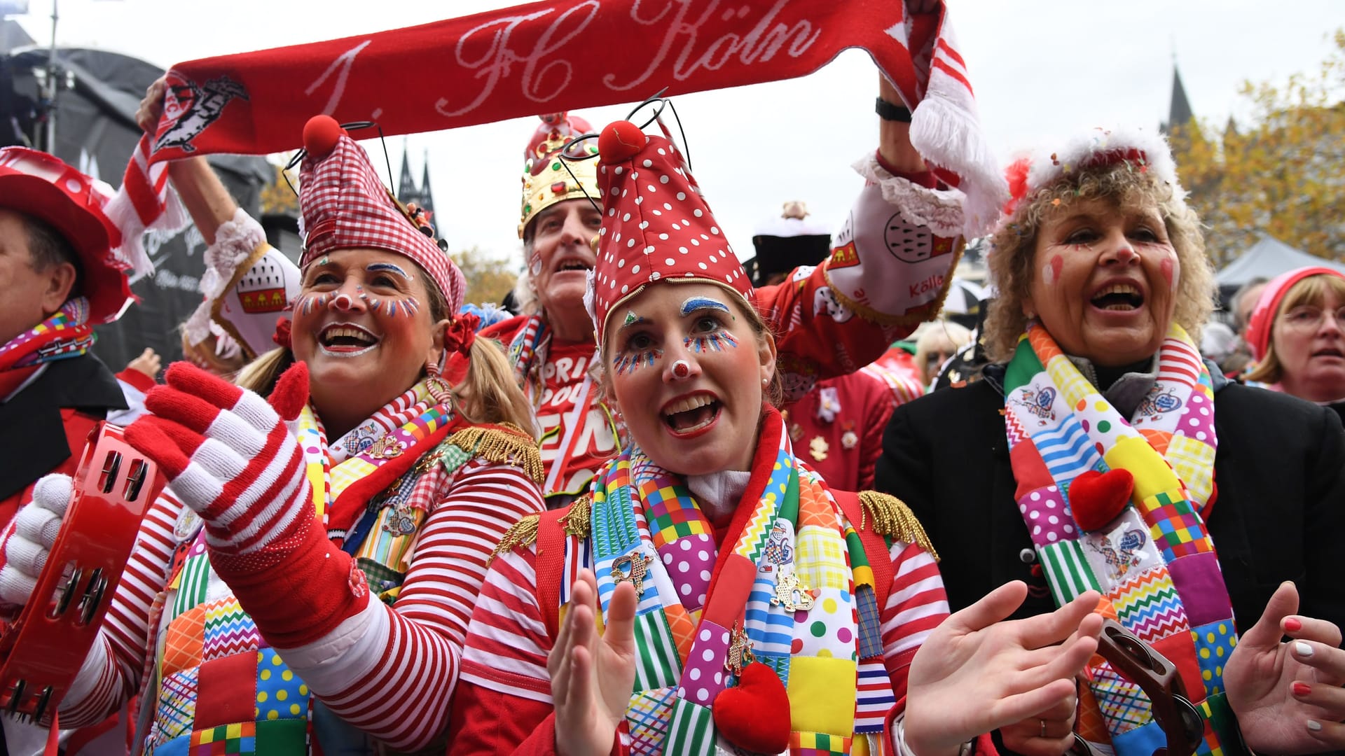 Jecke beim Karneval in Köln (Archivbild): Die Stadt rechnet mit Alkoholexzessen.