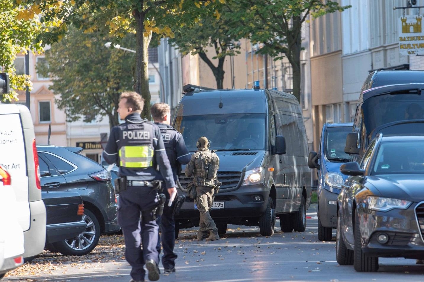 Einsatzfahrzeuge der Polizei: Die Feuerwehr hatte einen Hinweis auf den Rentner gegeben.