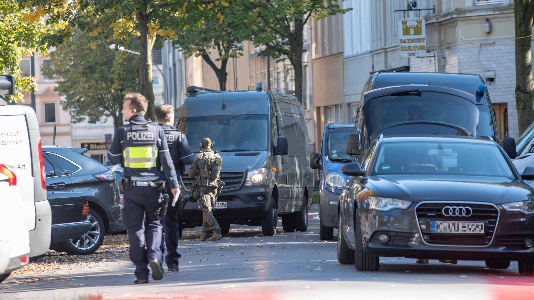 Einsatzfahrzeuge der Polizei: Die Feuerwehr hatte einen Hinweis auf den Rentner gegeben.