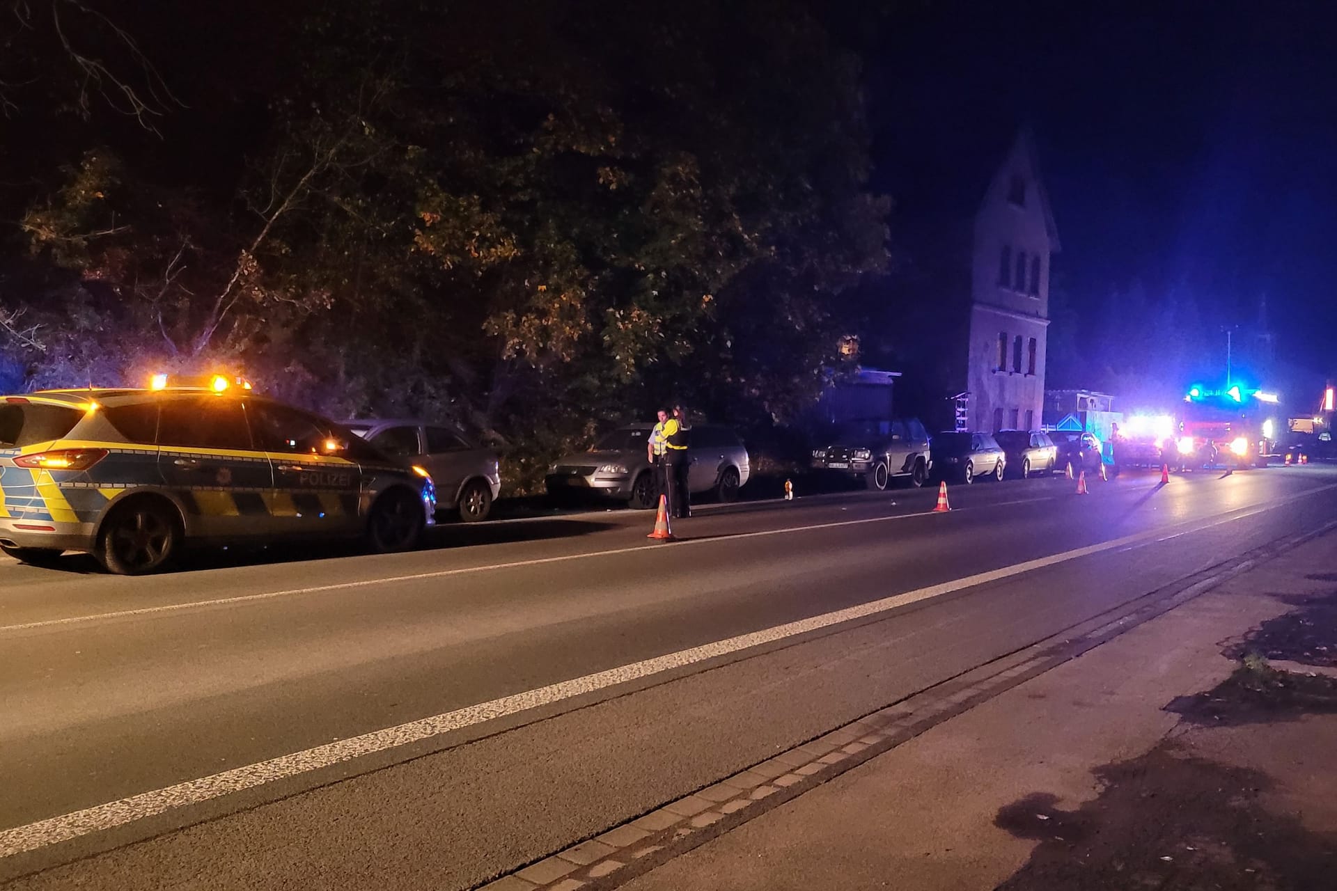 Einsatzkräfte am Tatort: Hier fuhr der unbekannte Fahrer auf die Beamtin zu.