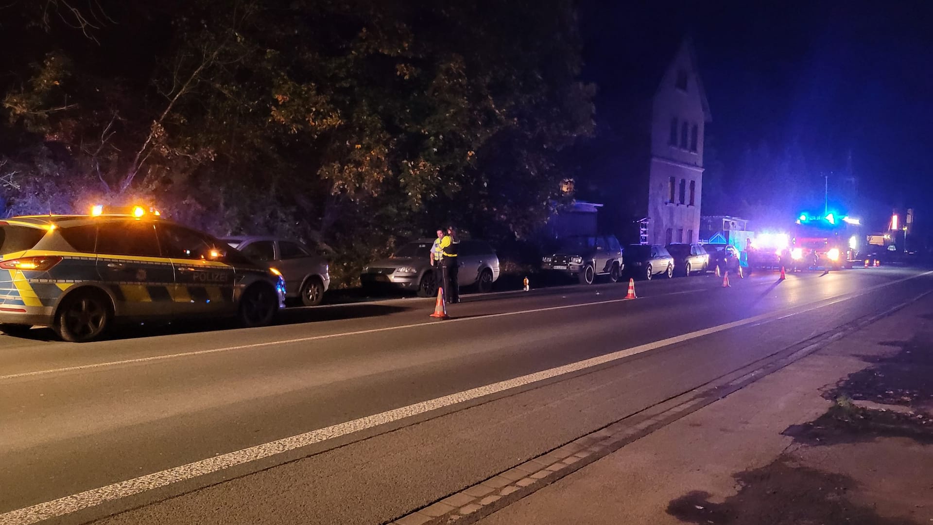 Einsatzkräfte am Tatort: Hier fuhr der unbekannte Fahrer auf die Beamtin zu.