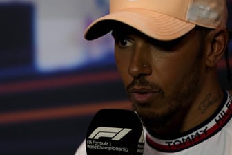 Lewis Hamilton am Rande des Grand Prix von Singapur mit Nasenpiercing: Der siebenmalige Weltmeister ist bekannt für seinen modischen Stil.