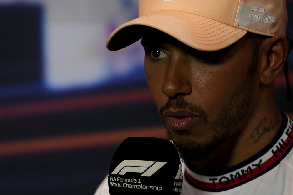 Lewis Hamilton am Rande des Grand Prix von Singapur mit Nasenpiercing: Der siebenmalige Weltmeister ist bekannt für seinen modischen Stil.
