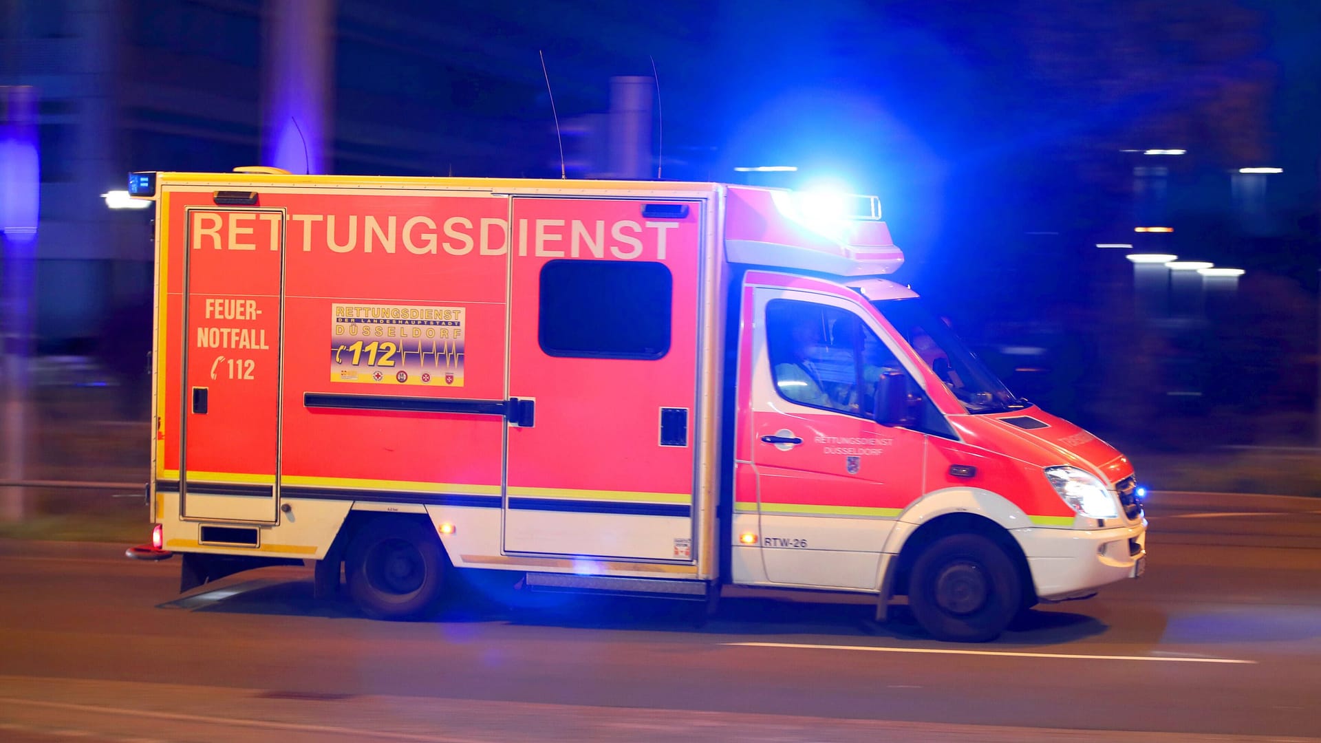 Ein Rettungsfahrzeug fährt zu einem Einsatz (Symbolfoto): Der Unfall trug sich in einer Einrichtung für Abhängige zu. Ein Rettungsfahrzeug fährt zu einem Einsatz (Symbolfoto): Der Unfall trug sich in einer Einrichtung für Abhängige zu.