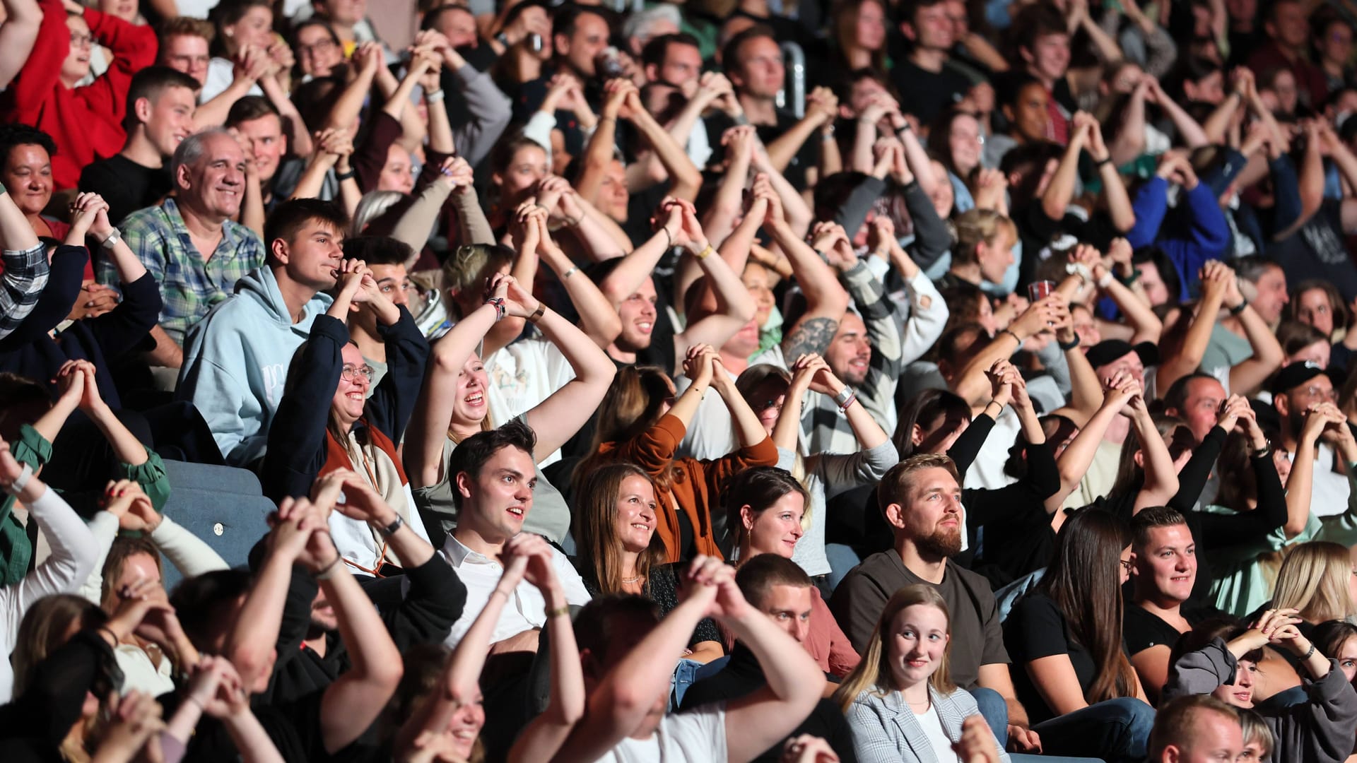 Zuschauer in der Lanxess Arena (Archivbild): Die historische Besuchermarke wurde geknackt.