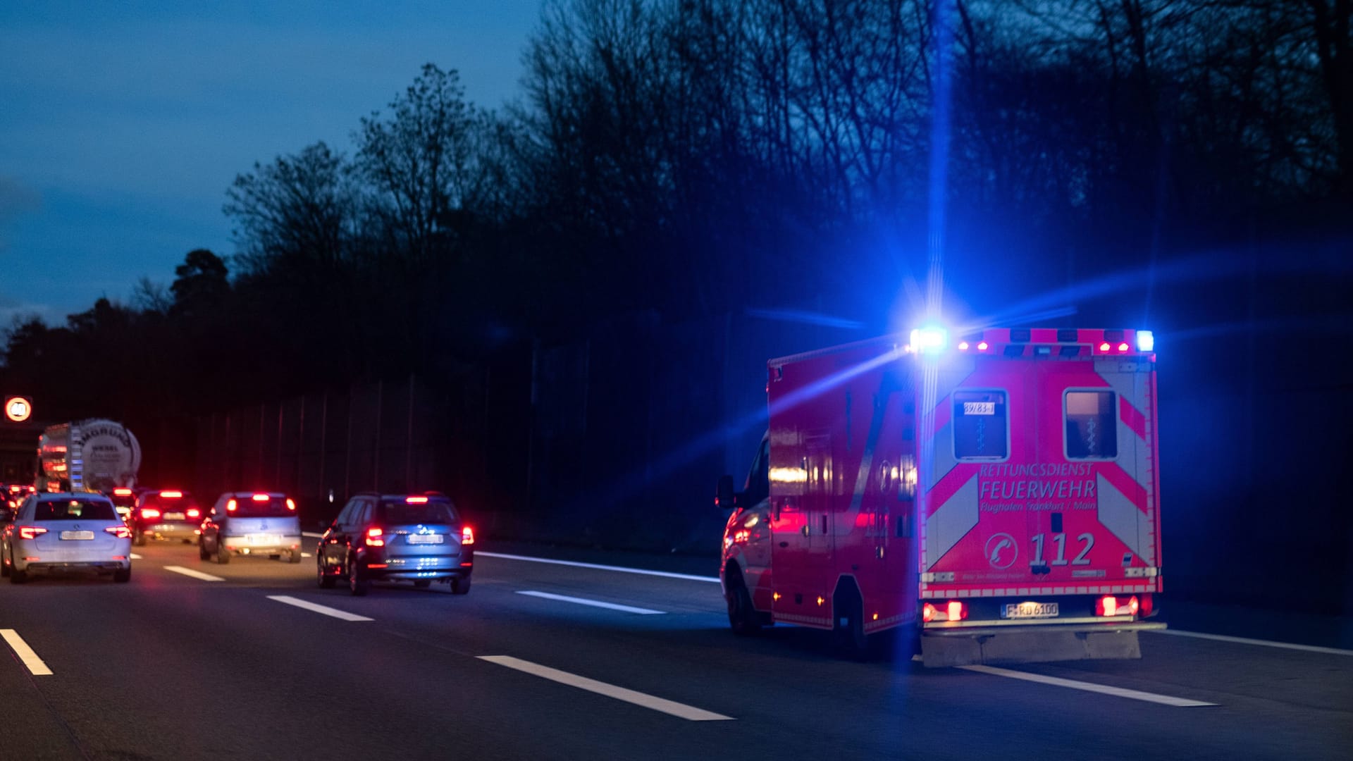 Krankenwagen auf einer Autobahn in Hessen: Der Fahrer des Lkw wurde verletzt.