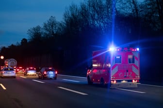 Krankenwagen auf einer Autobahn in Hessen: Der Fahrer des Lkw wurde verletzt.