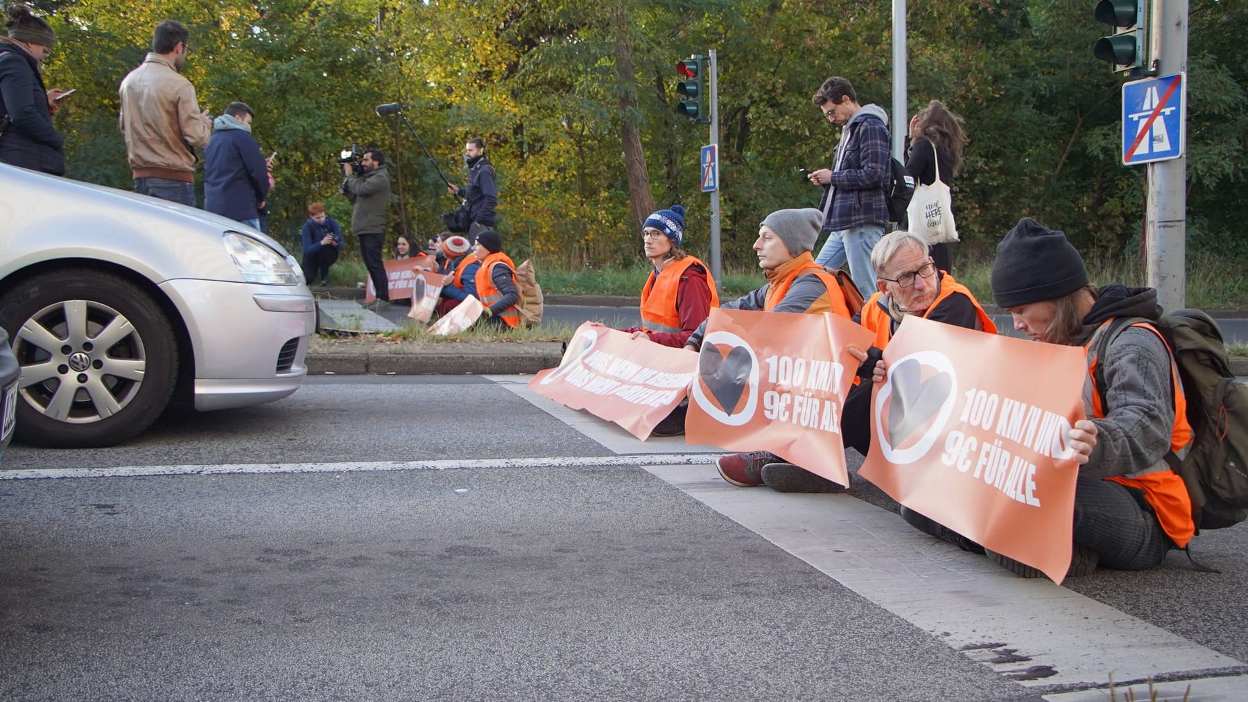 "Letzte Generation" In Berlin: Klimaaktivisten Blockieren Autobahnen ...