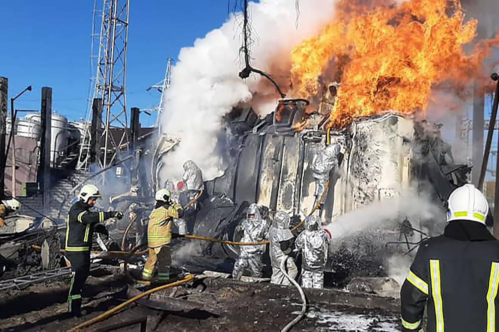 Feuerwehrleute nach einem russischen Angriff auf die Energie-Infrastruktur in Kiew: Die Energie-Infrastruktur wurde bereits zu 40 Prozent von den Russen zerstört.