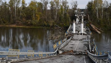 Eine zerstörte Brücke über den Fluss Donez: Für die Gegenoffensive auf Cherson visieren ukrainische Truppen die Übergänge über den Dnipro an.