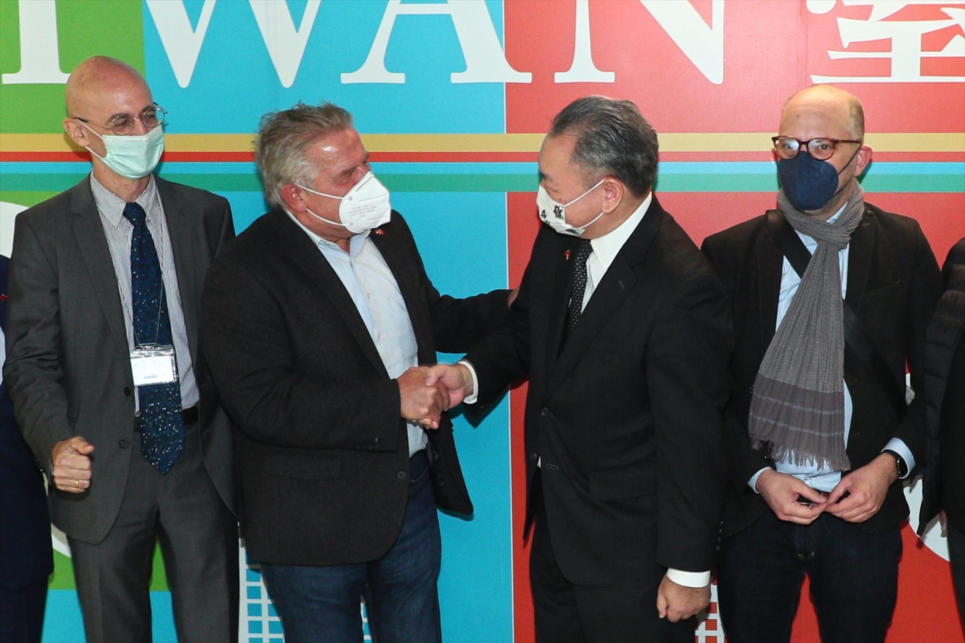 Hoher Besuch: Bundestagsabgeordneter Klaus-Peter Willsch (CDU, 2.v.l) bei der Ankunft in Taiwan mit Alexander Tah-ray Yui (2.v.r), Taiwans Vize-Außenminister.