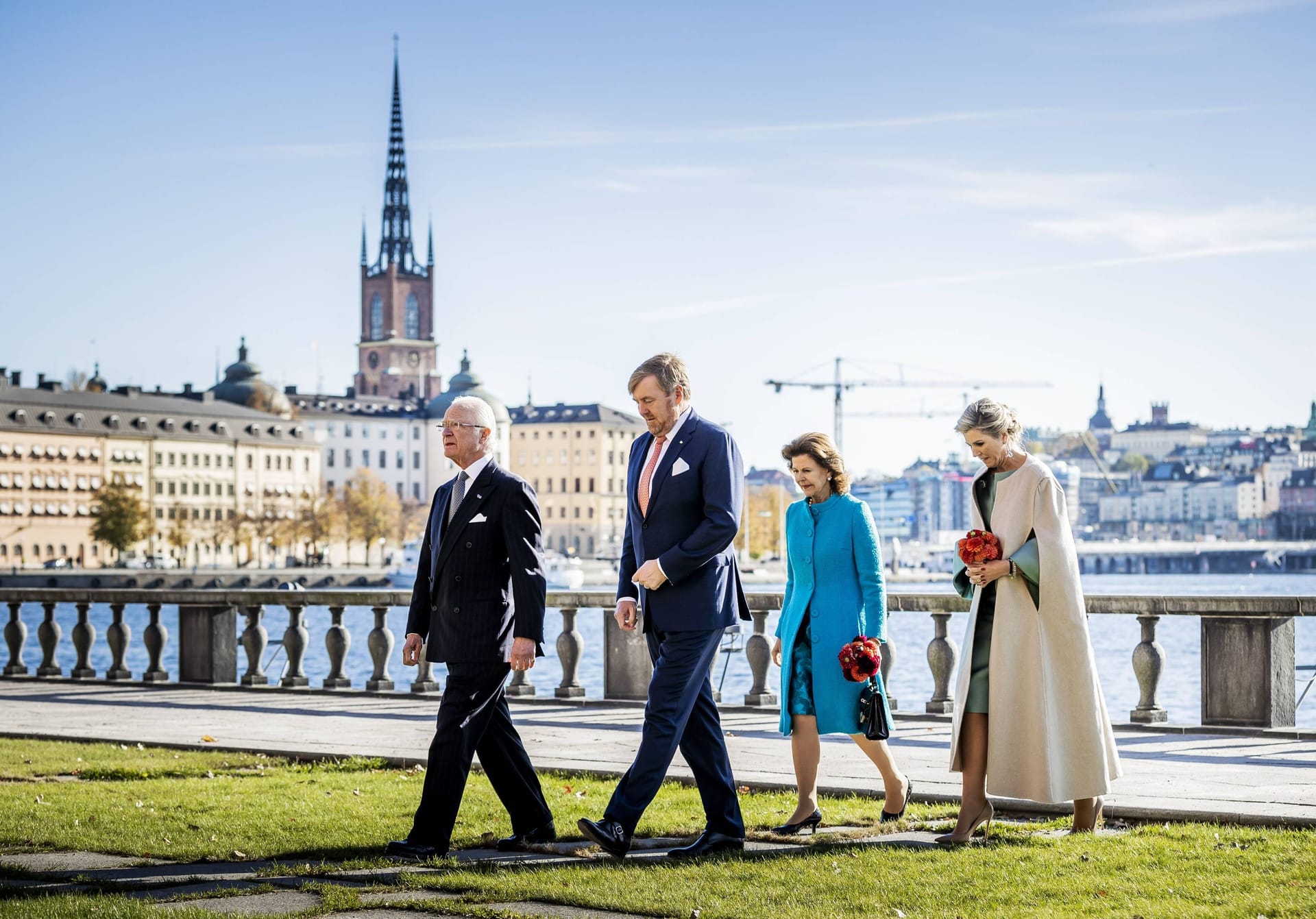 Gäste und Gastgeber zeigten sich gemeinsam vor dem Stockholmer Rathaus.