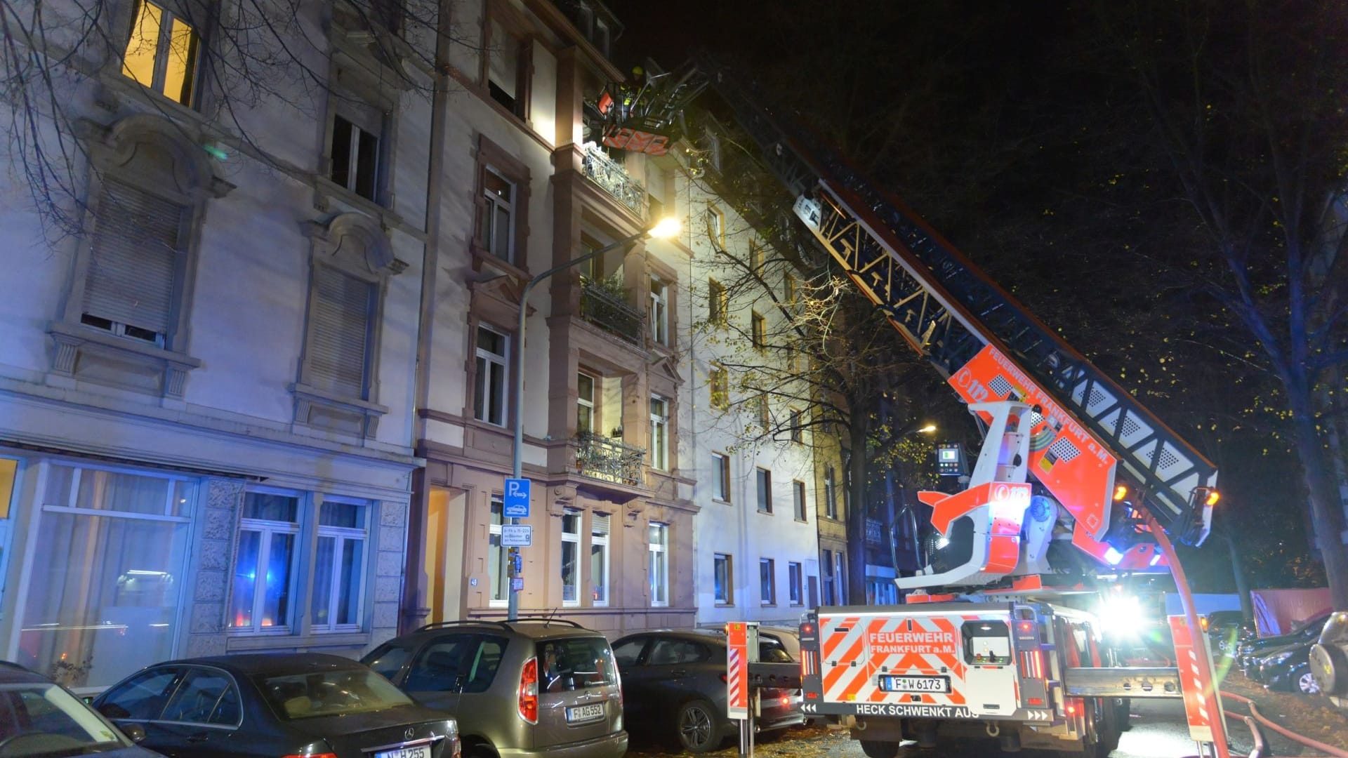 Die Feuerwehr im Einsatz in Sachsenhausen: Die Ursache für den Brand ist noch unklar.