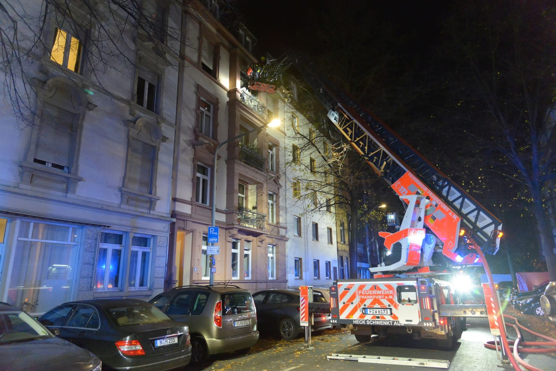 Die Feuerwehr im Einsatz in Sachsenhausen: Die Ursache für den Brand ist noch unklar.