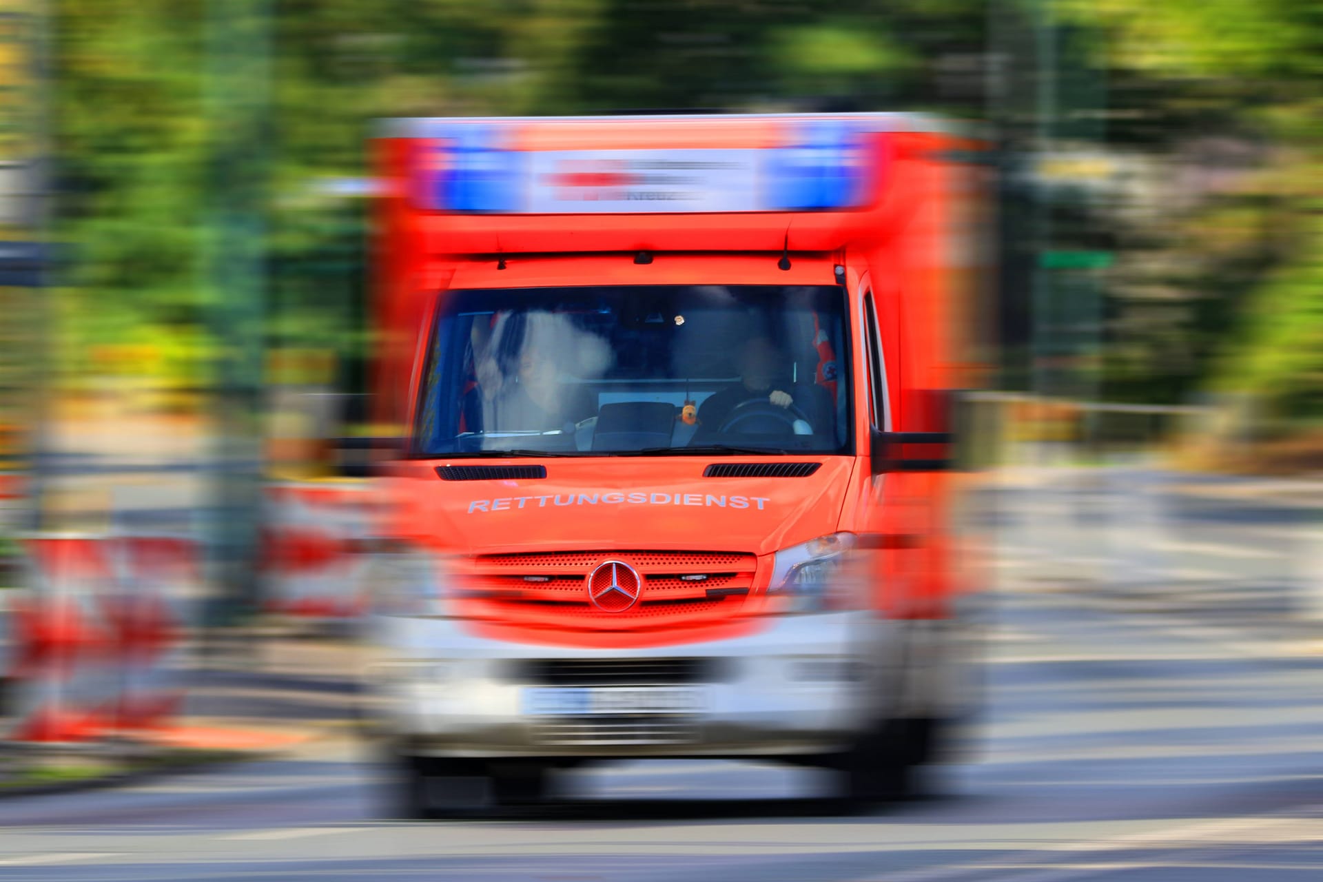 Rettungsdienst im Einsatz (Symbolfoto): Ein Gutachter soll den genauen Unfallhergang klären.