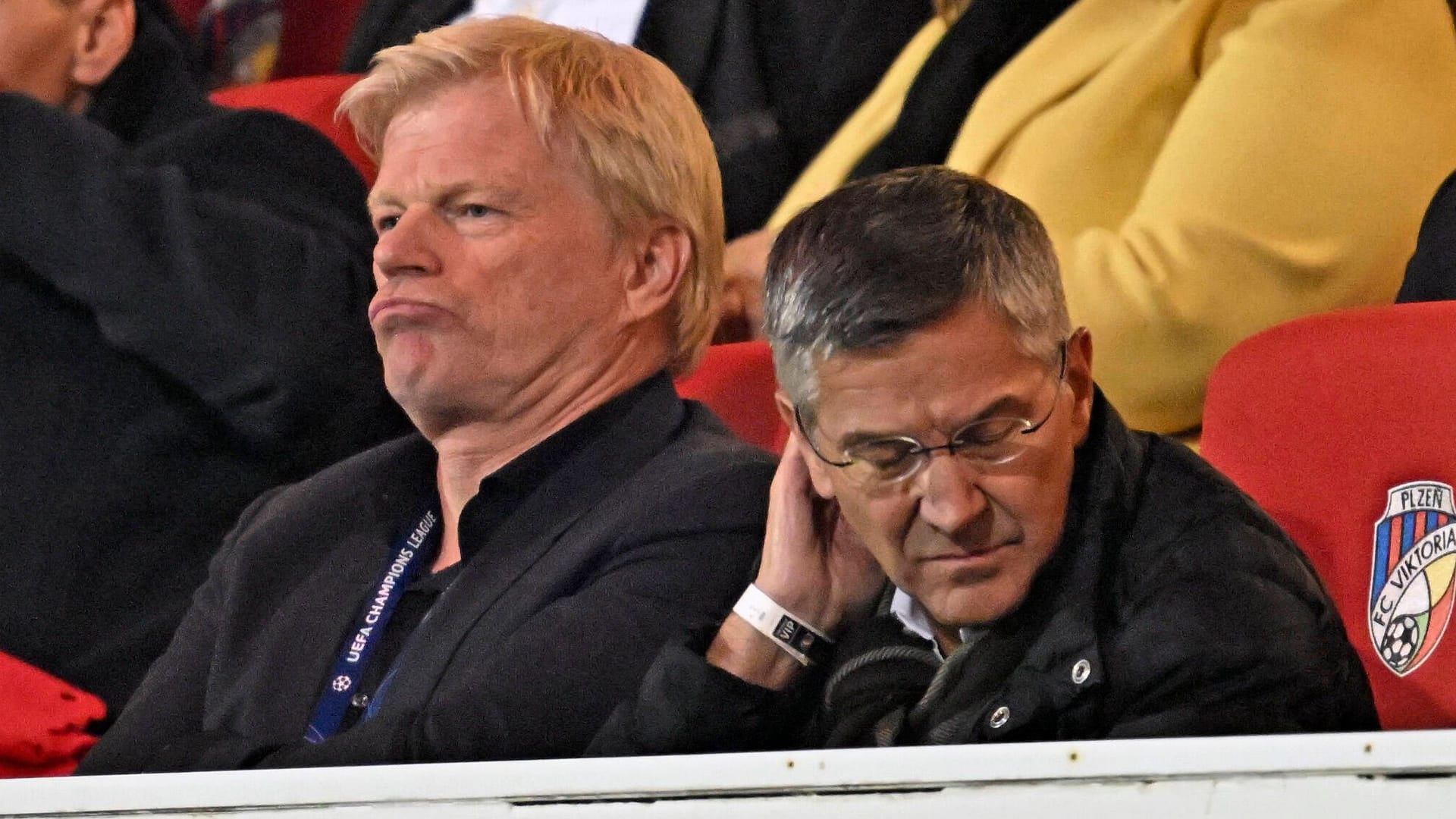 Oliver Kahn (l.) und Herbert Hainer: Die beiden Klubbosse stehen mit dem FC Bayern vor einem wegweisenden Wochenende, an dem die Jahreshauptversammlung und das wichtige Heimspiel gegen den SC Freiburg anstehen.