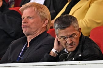 Oliver Kahn (l.) und Herbert Hainer: Die beiden Klubbosse stehen mit dem FC Bayern vor einem wegweisenden Wochenende, an dem die Jahreshauptversammlung und das wichtige Heimspiel gegen den SC Freiburg anstehen.