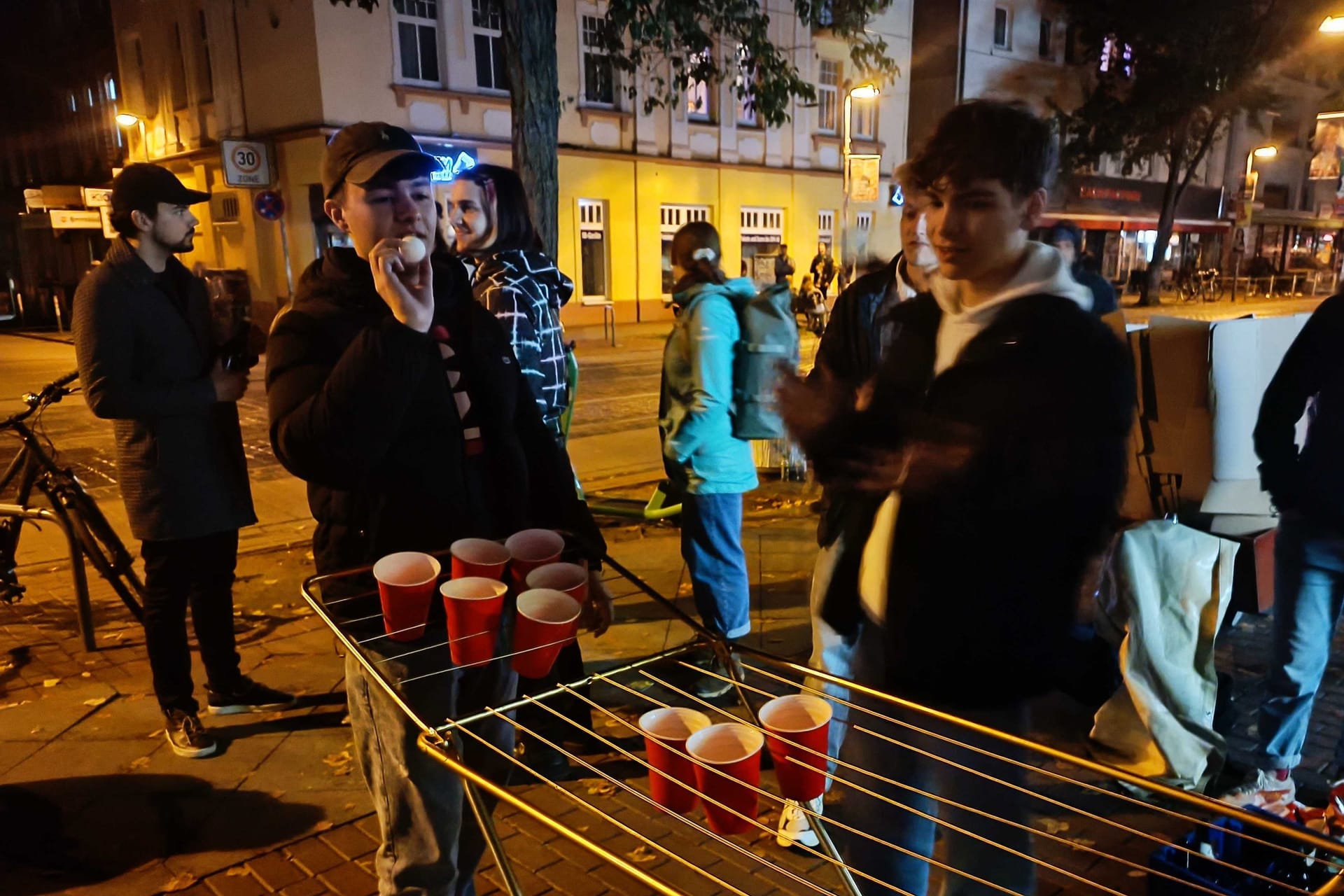 Mitglieder der Jungen Grünen werben in Hannover-Linden noch in der Nacht um die letzten unentschlossenen Wähler.