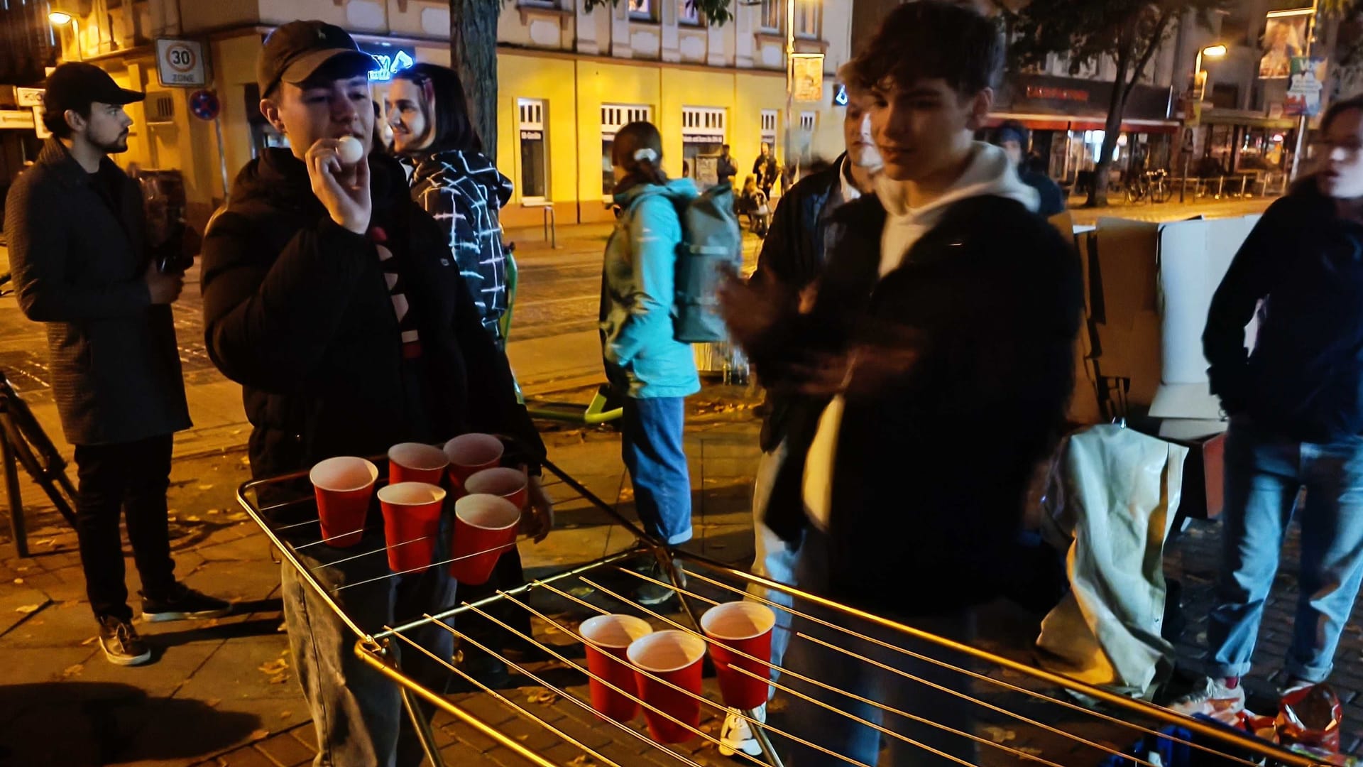 Mitglieder der Jungen Grünen werben in Hannover-Linden noch in der Nacht um die letzten unentschlossenen Wähler.