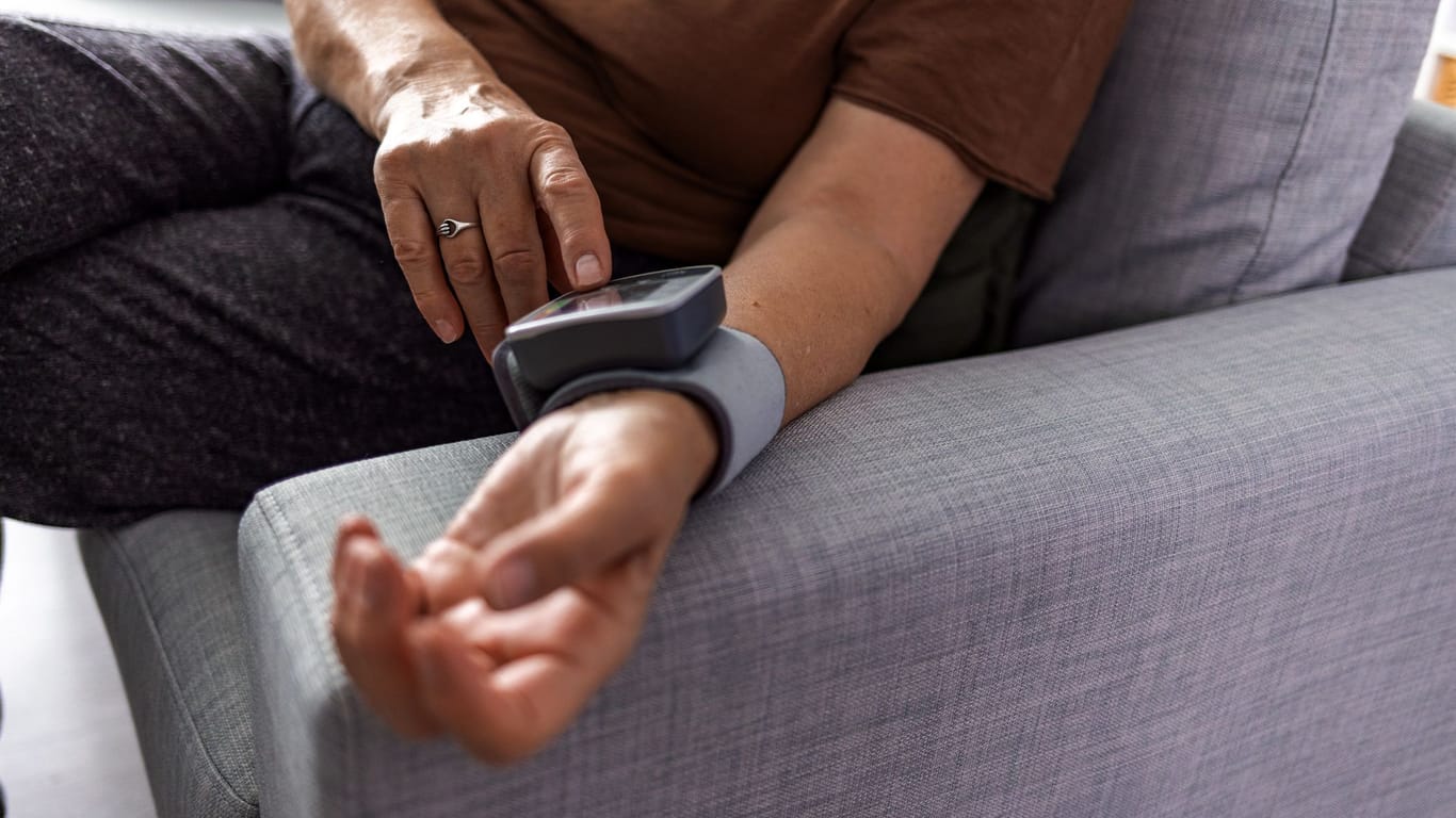 Prime Exklusive Angebote: Amazon reduziert Testsieger-Blutdruckmessgerät, Schrittzähler und mehr radikal.
