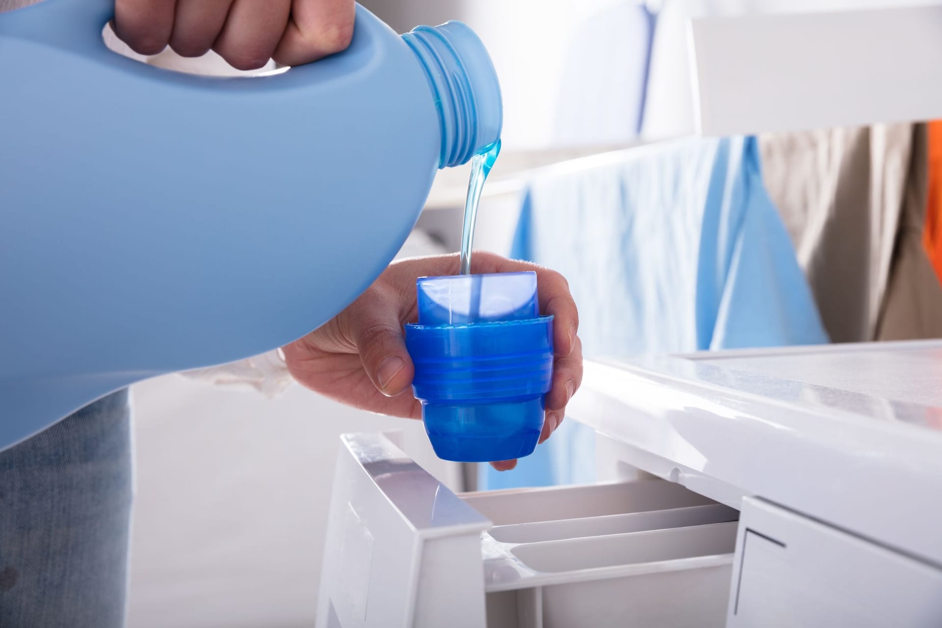 Waschmittel: Flüssiges Waschmittel soll nicht ganz so gut wie Pulverwaschmittel reinigen.