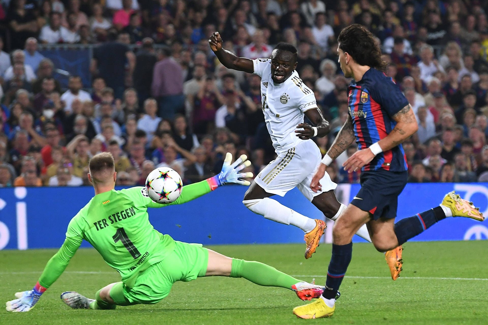 Sadio Mané: Starker Laufweg und noch stärkerer Abschluss per Chip mit seinem schwächeren rechten Fuß an ter Stegen vorbei zum 1:0. Eine Weltklasseaktion – genau dafür haben ihn die Bayern geholt. Schöne Balleroberung per Grätsche (24.). Hatte kurz vor der Pause eine weitere gute Chance. Note 2