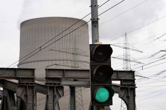 Das Kernkraftwerk Emsland in der Nähe von Lingen: RWE betreibt hier einen Druckwasserreaktor, der trotz absehbarer Schwierigkeiten nun über das Jahresende hinaus weiterlaufen soll.