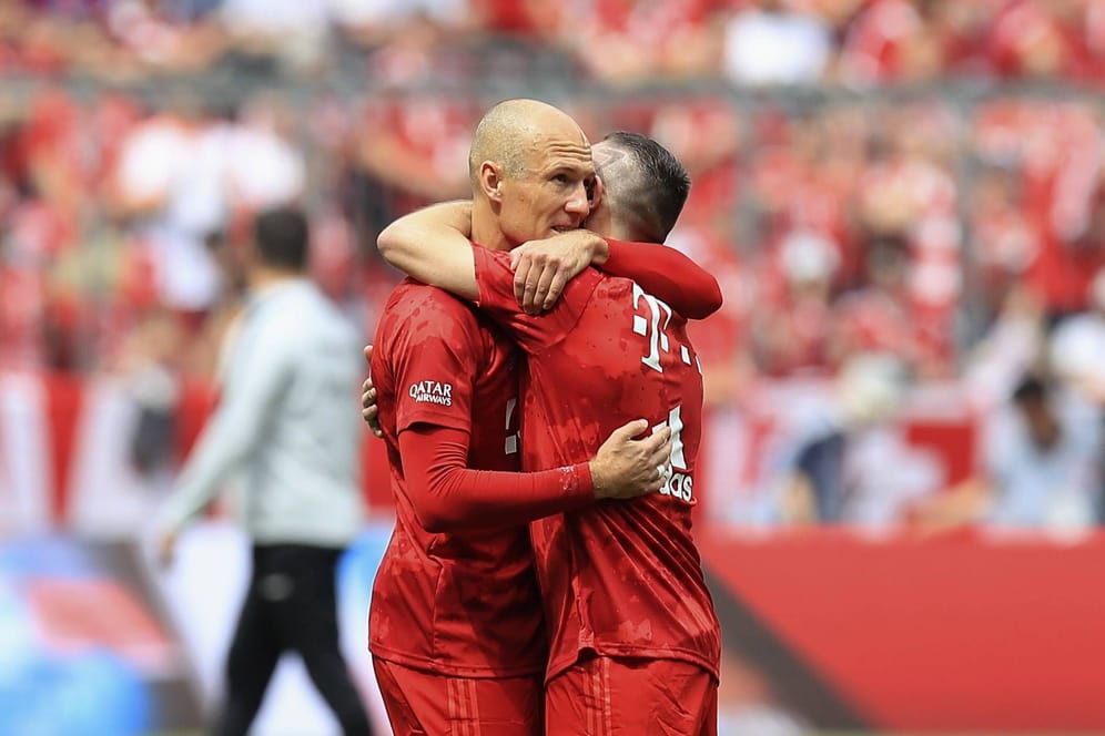 Arjen Robben (l.) und Franck Ribéry: Der Niederländer hat dem Franzosen eine Nachricht geschickt.