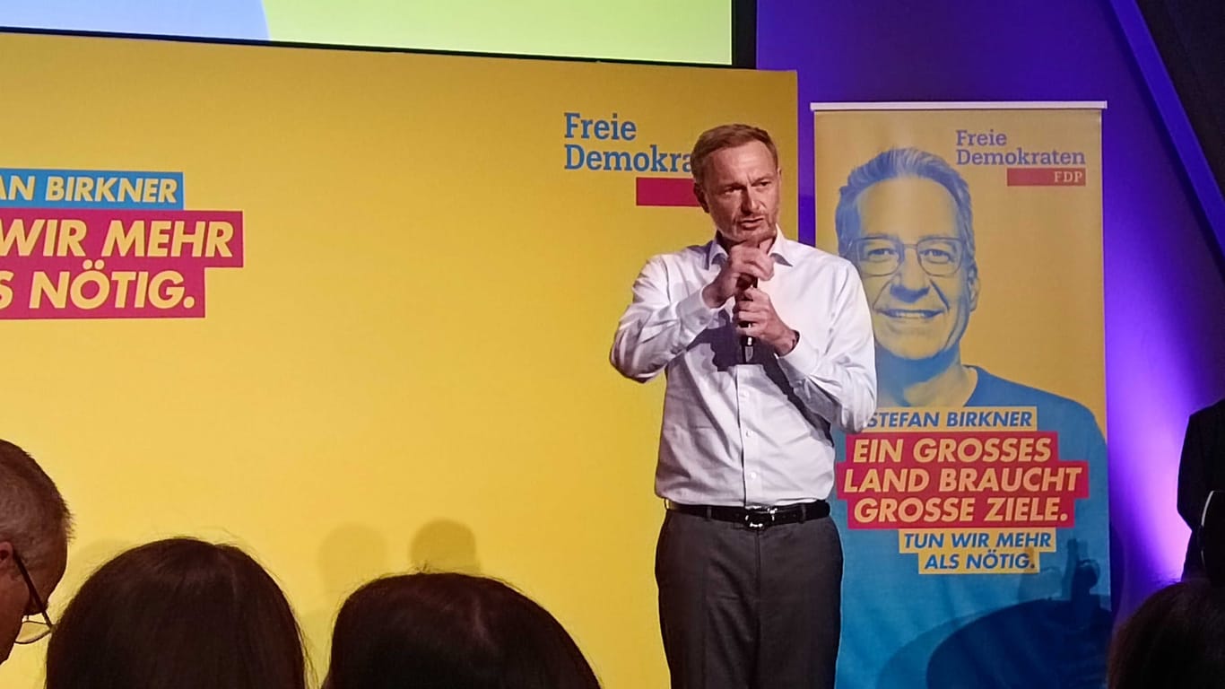 Vor dem überwiegend jungen Publikum spricht Lindner während einer Wahlkampfveranstaltung der FDP in Hannover.