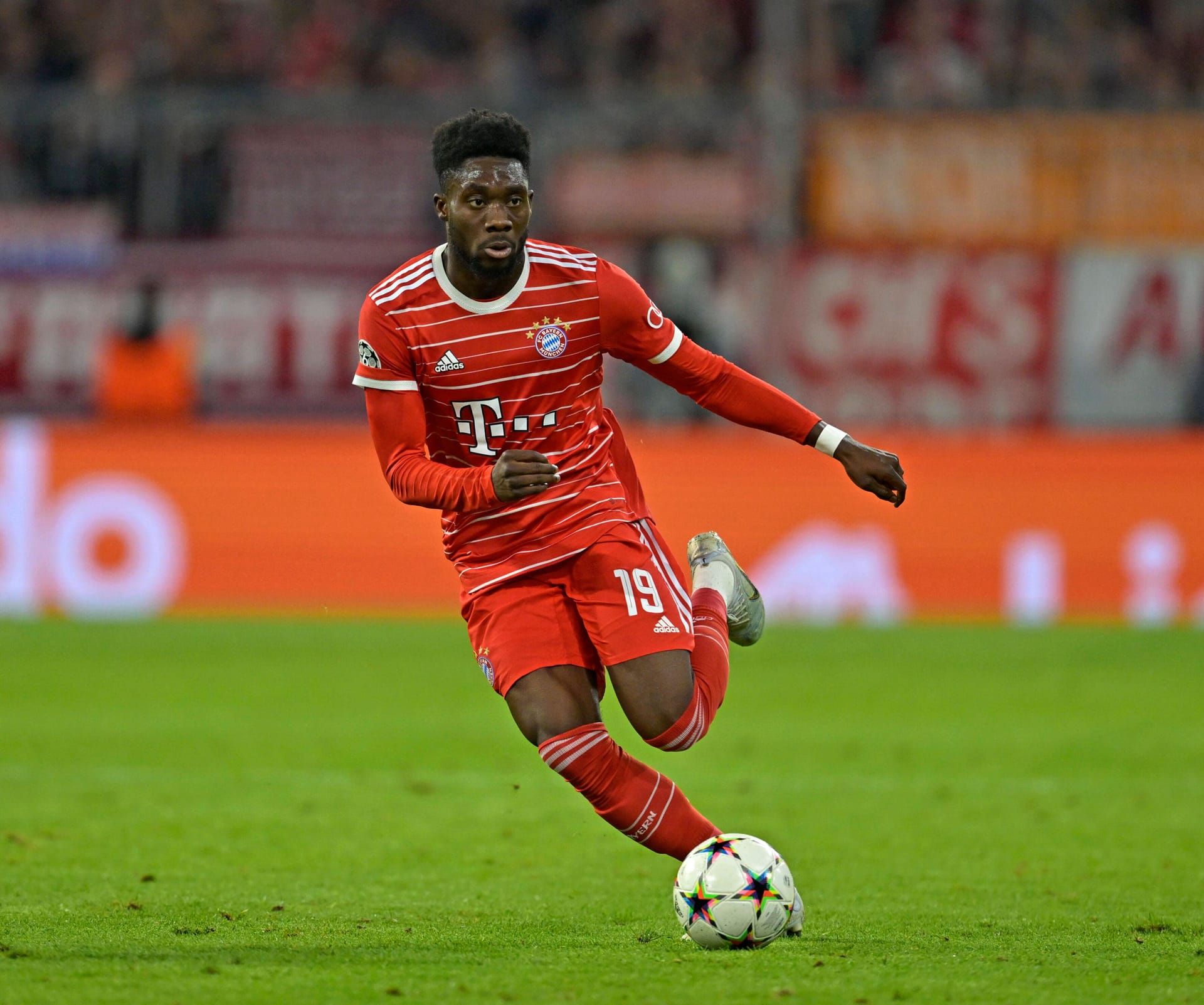 Alphonso Davies (bis 45.): Versuchte sich ins Offensivspiel mit einzuschalten, war aber auch in der Defensive gefordert. Dort lieferte er sich intensive Hochgeschwindigkeitsduelle mit Moukoko, den er immer wieder ausbremste (25.). Er traf auf seiner Seite auch auf Ex-Teamkollege Süle. Nachdem er von Bellingham mit dem Fuß im Gesicht getroffen wurde (45.), musste behandelt werden und blieb dann in der Kabine. Sein Abend endete im Krankenhaus. Note 3