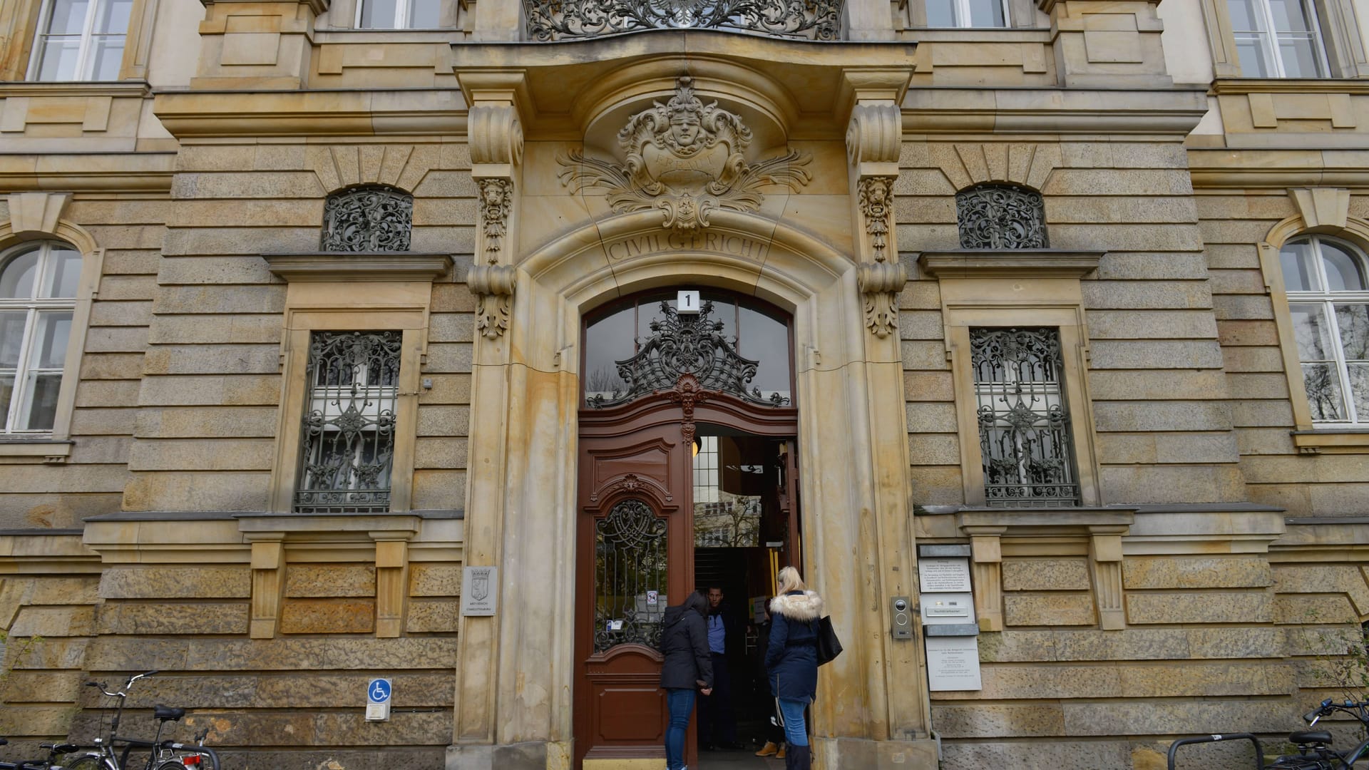 Amtsgericht Charlottenburg-Wilmersdorf (Archivbild): Wegen eines Defekts laufen 47 Heizungen auf Hochtouren. Amtsgericht Charlottenburg-Wilmersdorf (Archivbild): Wegen eines Defekts laufen 47 Heizungen auf Hochtouren.