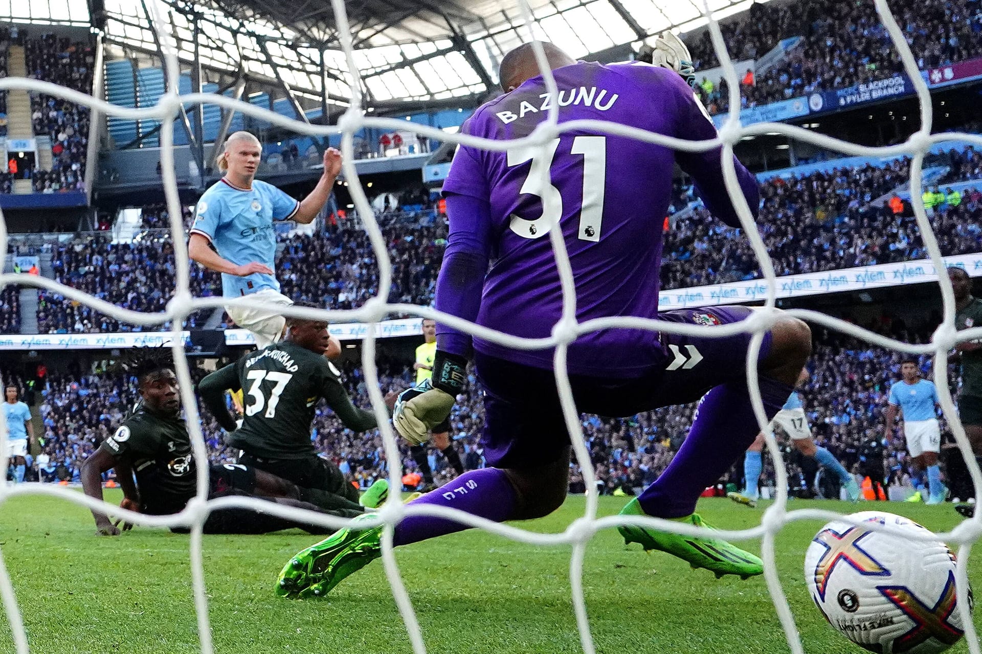 Erling Haaland (l.): Der Stürmer spielt seit dem Sommer für Manchester City.