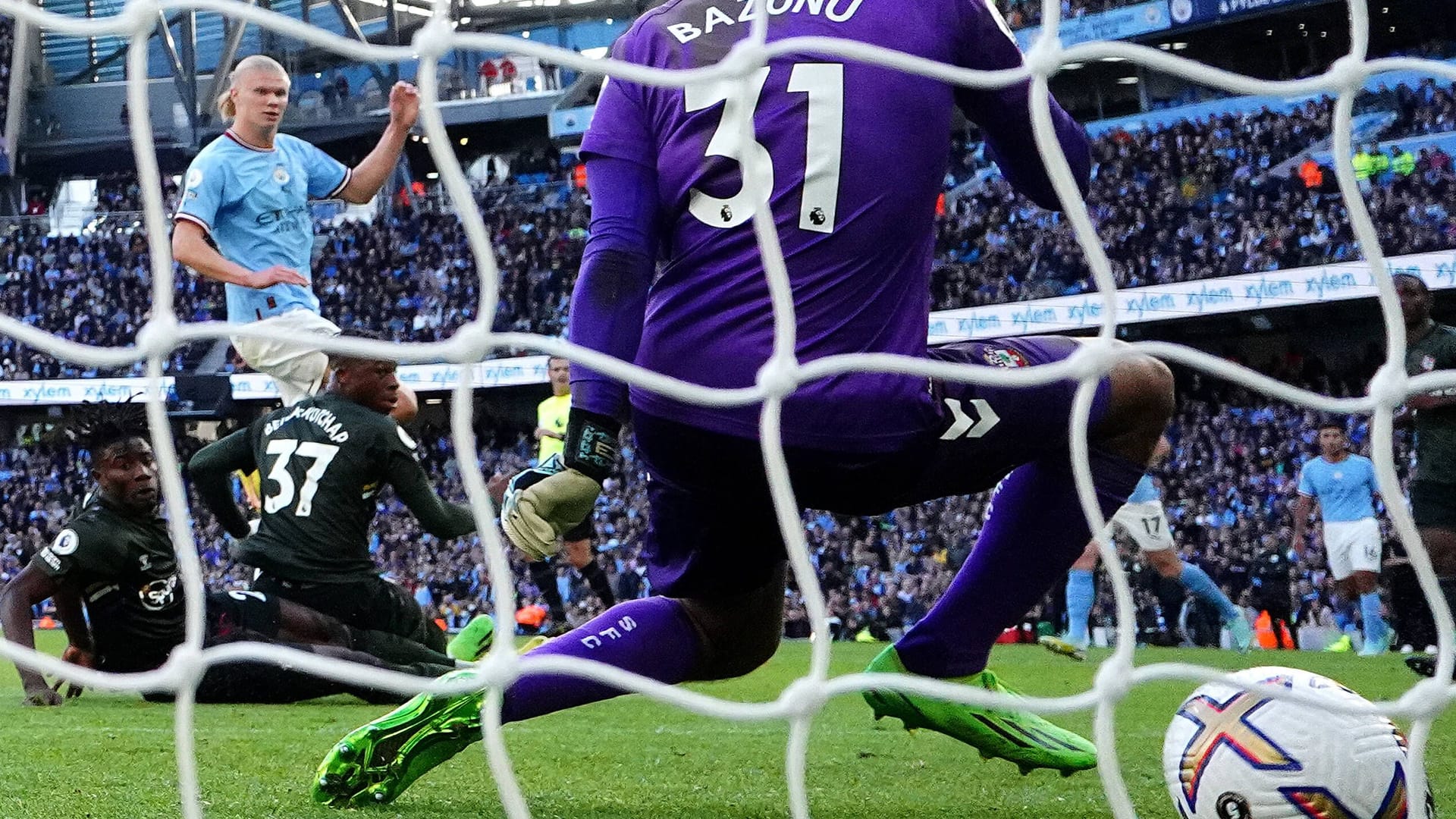 Erling Haaland (l.): Der Stürmer spielt seit dem Sommer für Manchester City.