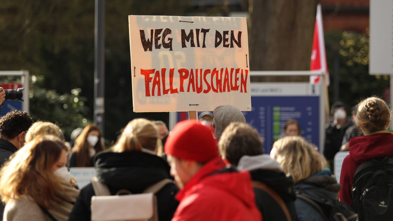 "Weg mit den Fallpauschalen" (Archivbild): Demonstration von Pflegekräften des Universitätsklinikums in Hamburg.