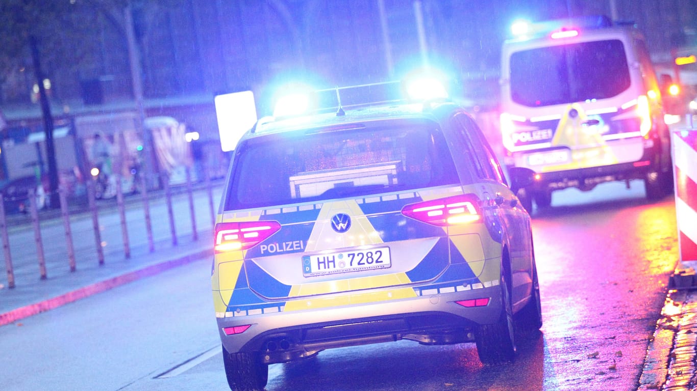Einsatzfahrzeuge der Polizei fahren mit Blaulicht durch Hamburg (Archivbild): Die Ermittler fahnden nach den Tätern.