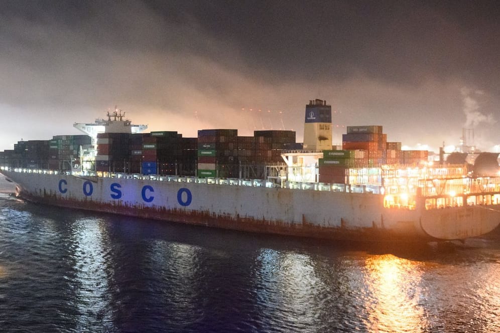 "Cosco Pride" läuft Containerterminal Tollerort an