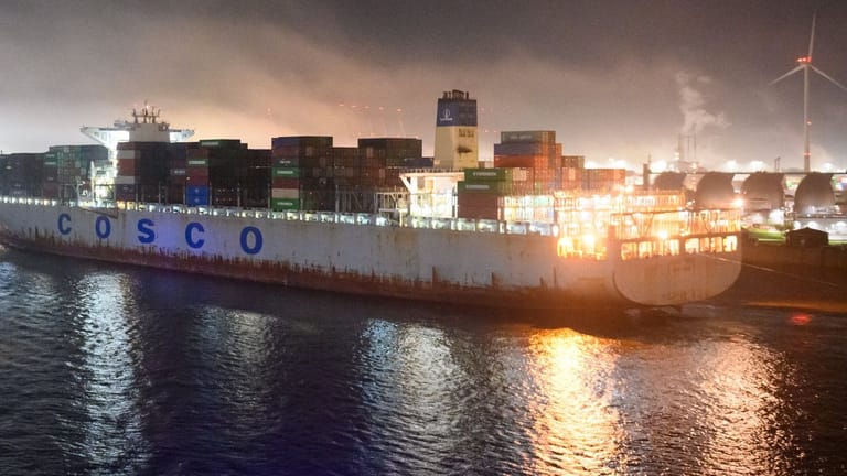 "Cosco Pride" läuft Containerterminal Tollerort an