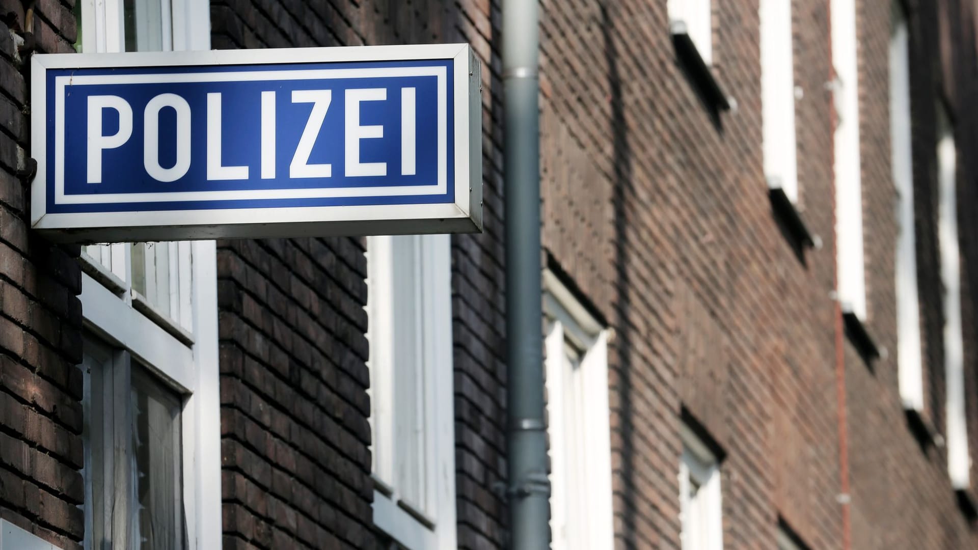 Schild mit der Aufschrift "Polizei" (Symbolbild): Am Montag wurden zwei junge Männer von Unbekannten beleidigt.