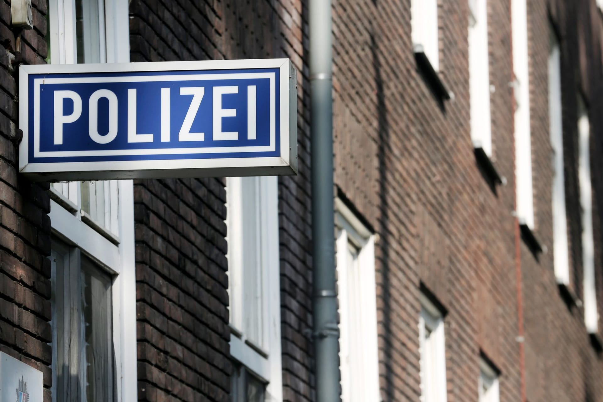 Schild mit der Aufschrift "Polizei" (Symbolbild): Am Montag wurden zwei junge Männer von Unbekannten beleidigt.