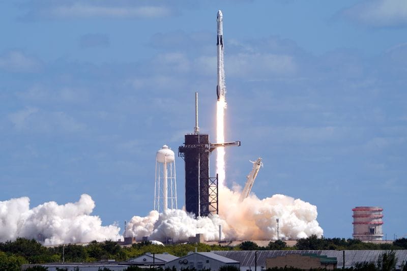 Die Falcon-9-Rakete des privaten Raumfahrtunternehmens SpaceX startet in Florida: Der gemeinsame Start von russischen und US-amerikanischen Astronauten hat einen hohen Symbolwert.