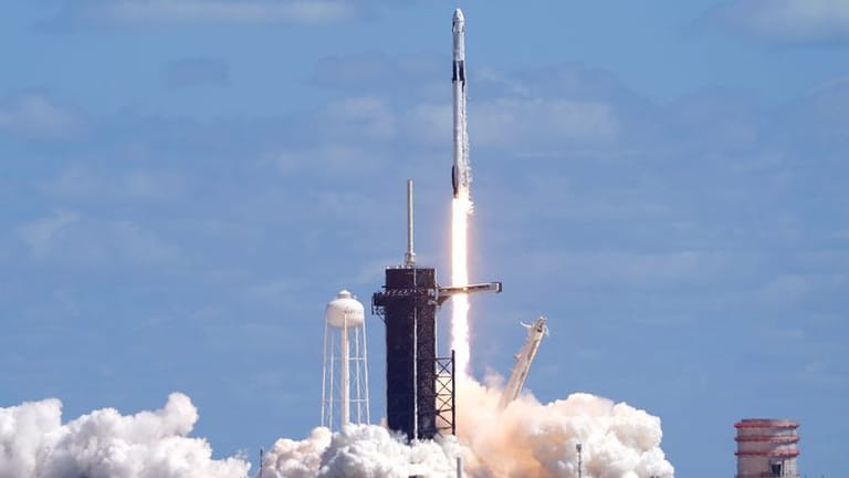 Die Falcon-9-Rakete des privaten Raumfahrtunternehmens SpaceX startet in Florida: Der gemeinsame Start von russischen und US-amerikanischen Astronauten hat einen hohen Symbolwert.