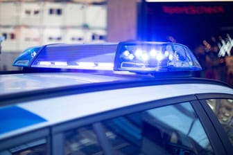 Blaulicht auf einem Streifenwagen der Polizei (Symbolbild): Der 19-Jährige wurde leicht verletzt.
