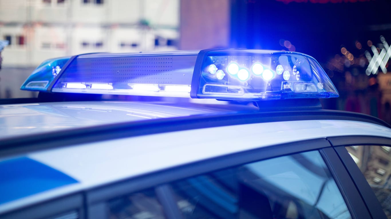 Blaulicht auf einem Streifenwagen der Polizei (Symbolbild): Der 19-Jährige wurde leicht verletzt.