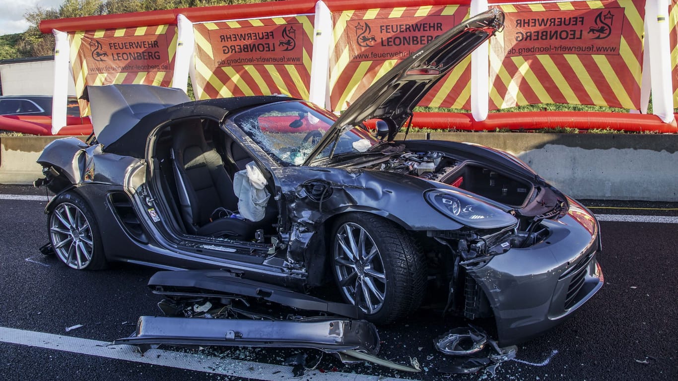 Der zerstörte Porsche in der Nahaufnahme: Der Fahrer musste aus dem Fahrzeug geschnitten werden.