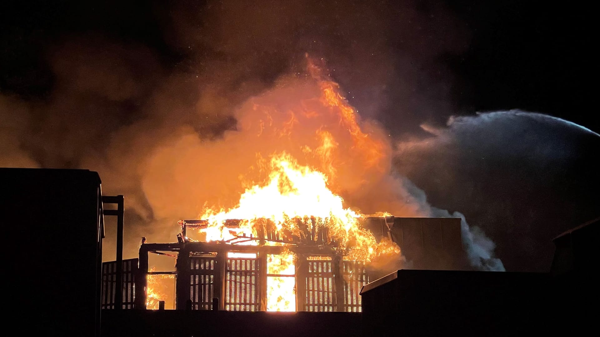 In der Nacht gerieten in Nürnberg zwei Gebäude in Vollbrand. Wieso, das ist noch unklar.