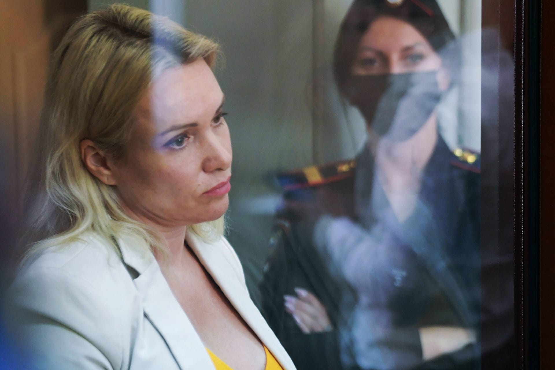 Marina Owsjannikowa in einem russischen Gericht (Archiv): Vor zwei Wochen war die Journalistin auf eine Fahndungsliste gesetzt worden.
