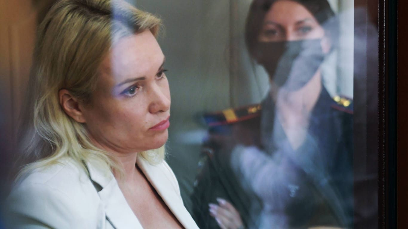 Marina Owsjannikowa in einem russischen Gericht (Archiv): Vor zwei Wochen war die Journalistin auf eine Fahndungsliste gesetzt worden.
