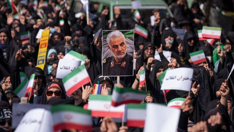Regimetreue Demonstranten in Teheran im September 2022: Sie halten ein Bild vom ermordeten Kommandeur der Quds-Brigaden, Qasem Soleimani, in die Luft.