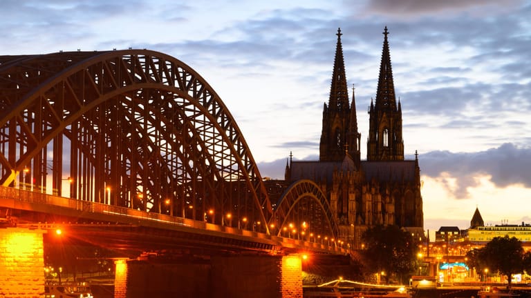Der Kölner Dom und die Hohenzollernbrücke (Symbolbild): Mehr als 15.000 Menschen sind bislang in diesem Jahr aus christlichen Kirchen ausgetreten.